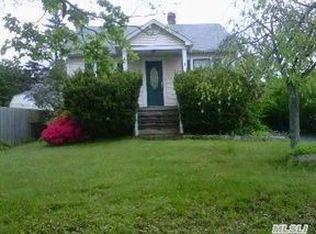 15 Willoughby Pl, West Islip, NY 11795