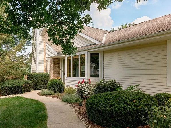 108 E Sutton PLACE #A, Waukesha, WI 53188
