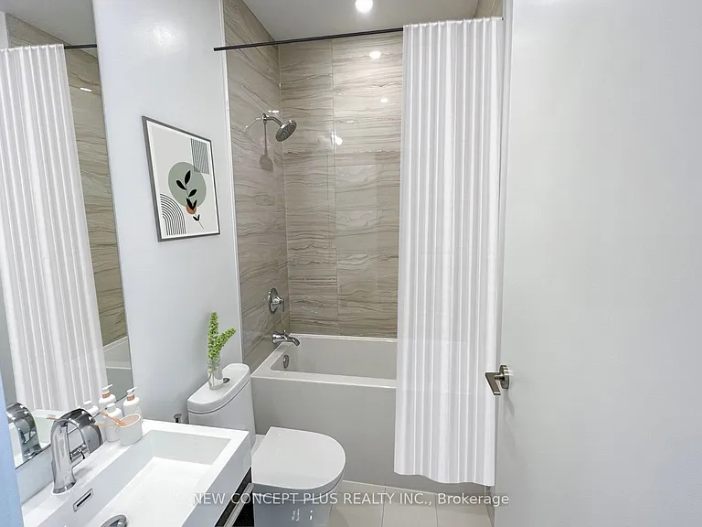 39 Roehampton Ave #404 — Photo 8