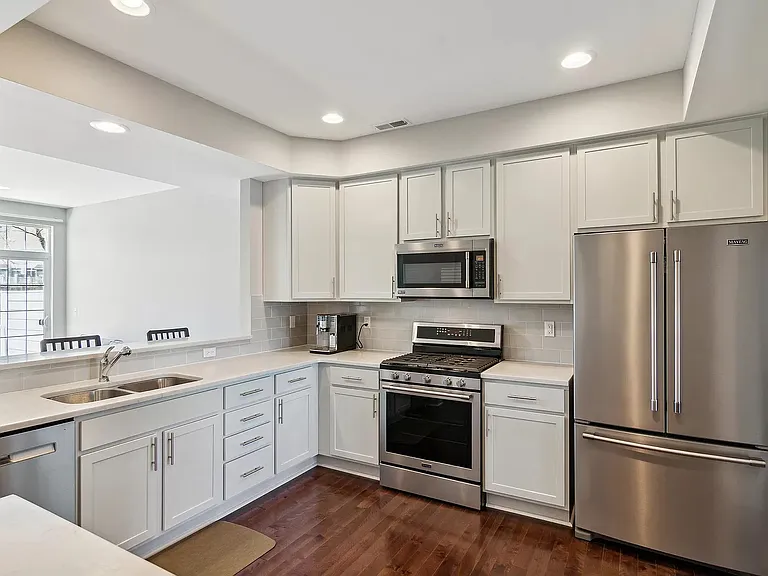 2535 W Towne St — Photo 7