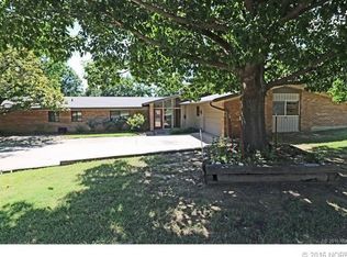 951 Lynnwood Ct, Bartlesville, OK 74006