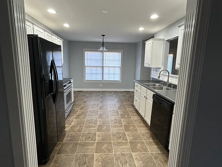 343 Reynolds Dr — Photo 2