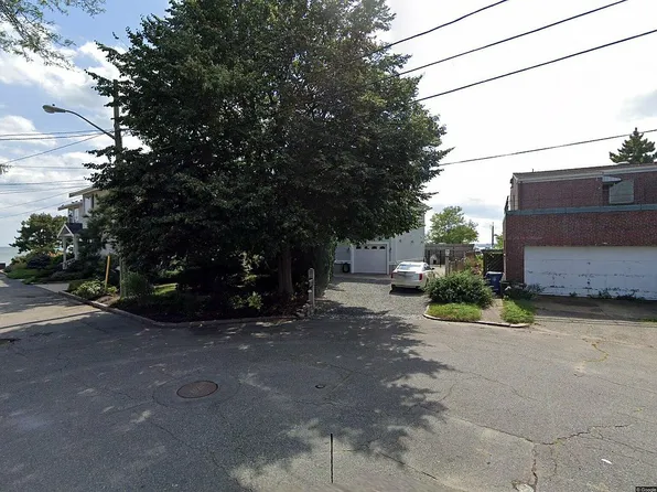 33 Pines Rd, Revere, MA 02151