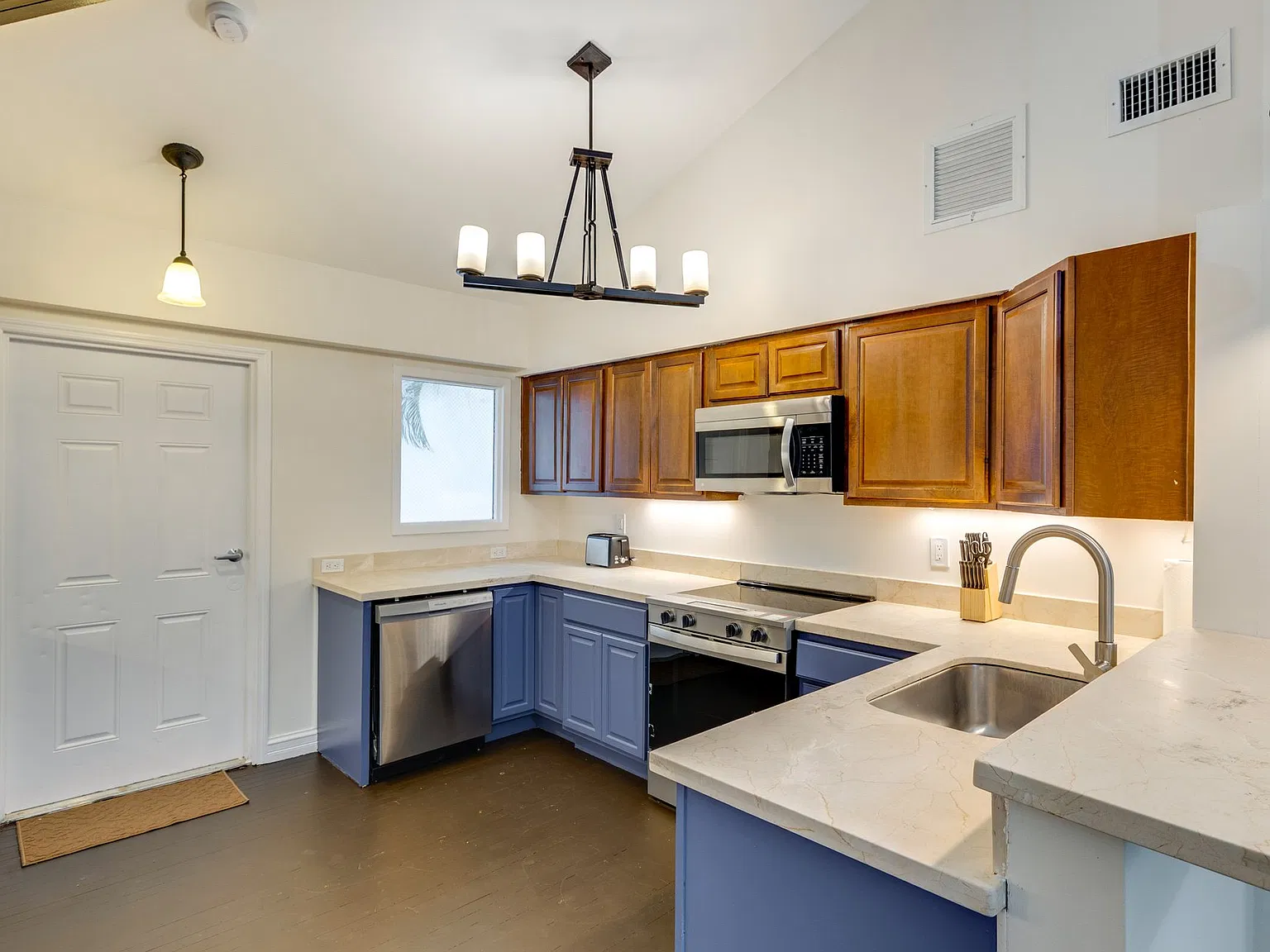 Studio, 700 sqft, $2,200 — Photo 4