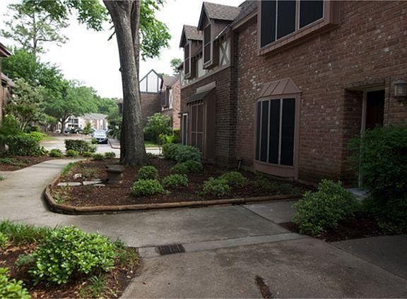 Front Courtyard to 840 Threadneedle St. #218 Houston, TX 77079