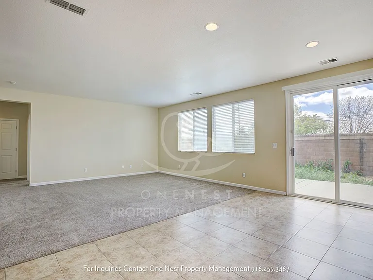 1746 Barney Ave — Photo 10