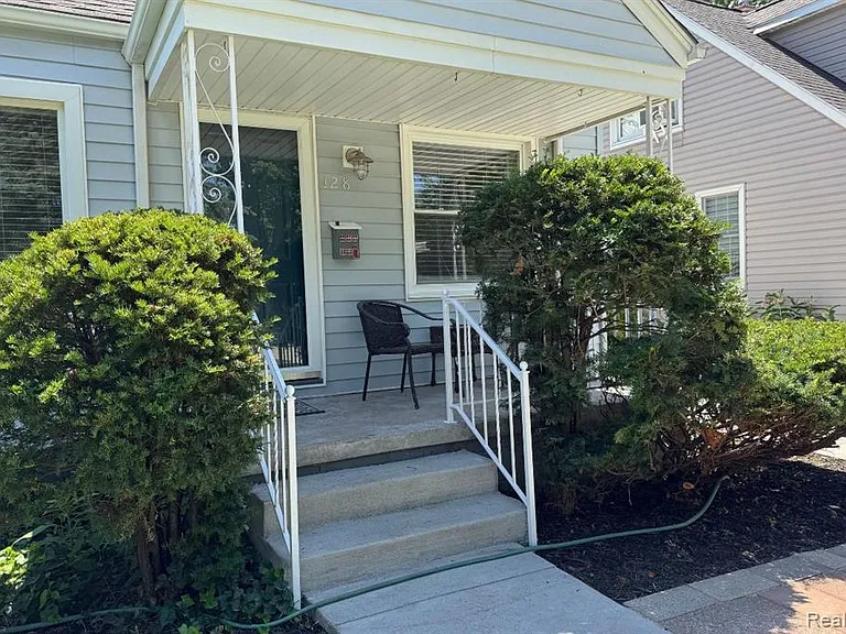 128 Girard Ave — Photo 3