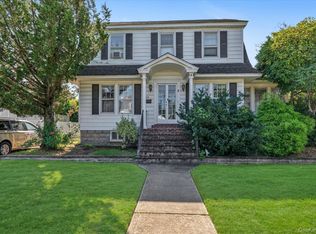 34 Kingsland Place, Babylon, NY 11702