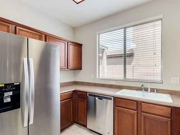 4th image of 210 E Redwood Ln