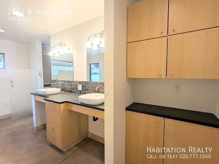 2857 N Venice Ave — Photo 17