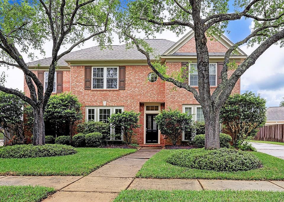 Highly sought after home in Cinco Ranch Greenway Village. 3 car detached garage, cul de sac lot. Walking distance to elementary schools!