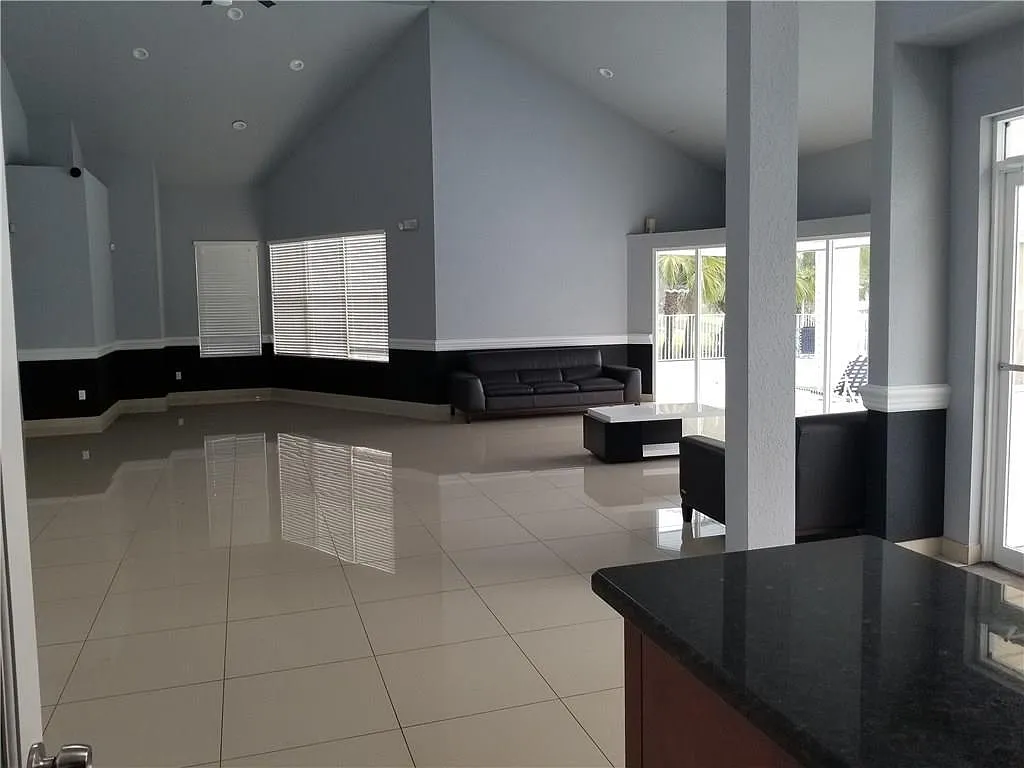2 bed, 1096 sqft, $1,800 — Photo 2
