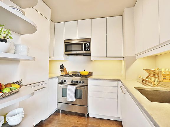 5th image of 170 E 87th St Penthouse 1B