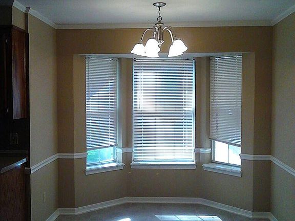 3rd image of 3418 Woodvine Cir