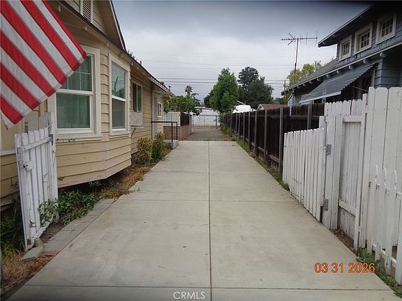 3rd image of 723 E 9th St