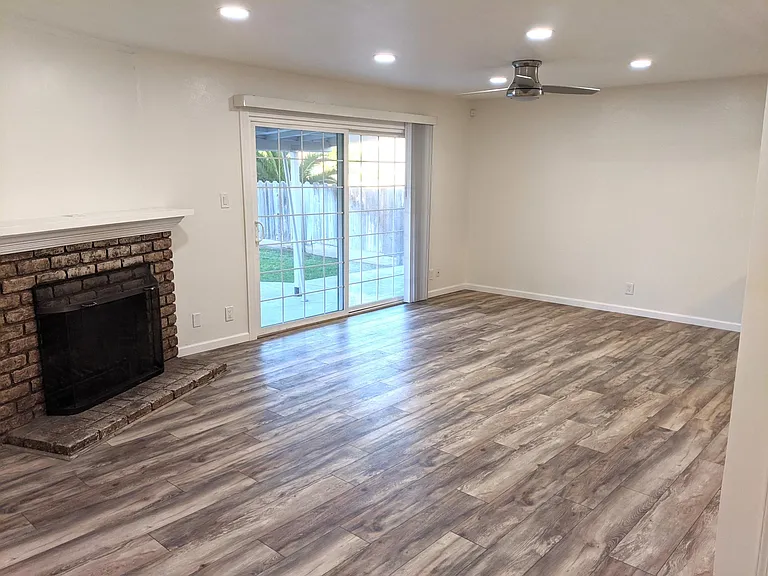 943 E Buckingham Way — Photo 1