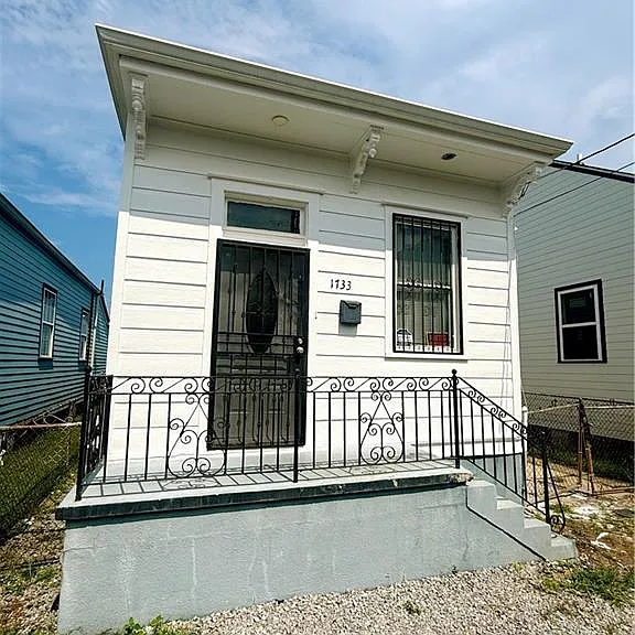 1733 Touro St — Photo 1