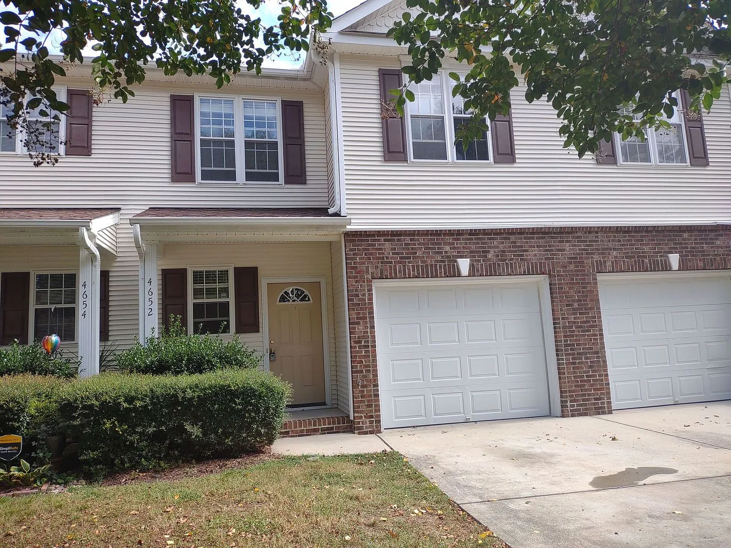 Lovely 3 Bedroom House | Great Location!- No Move In Fees — Photo 2