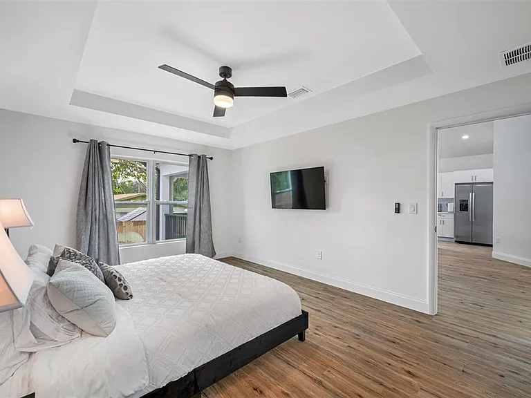 3717 E Clifton St — Photo 25