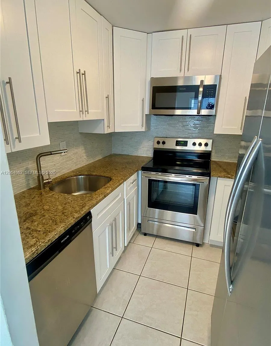 Venice Isle Condo — Photo 4