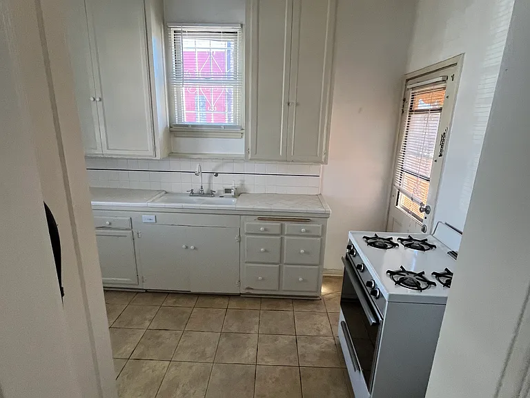 141 1/2 S Sweetzer Ave — Photo 13