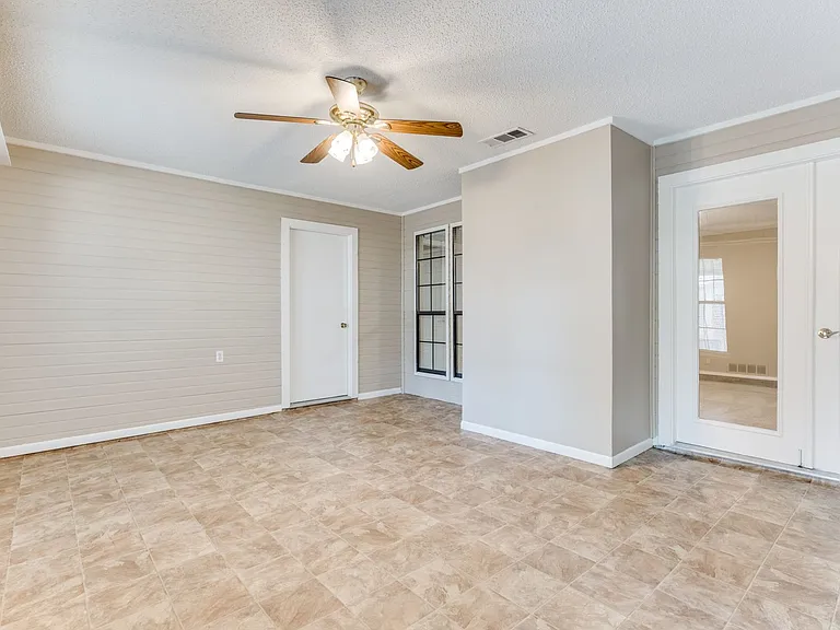 1001 Jorgenson Rd — Photo 15