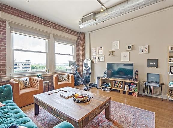 5th image of 706 Broadway St #503