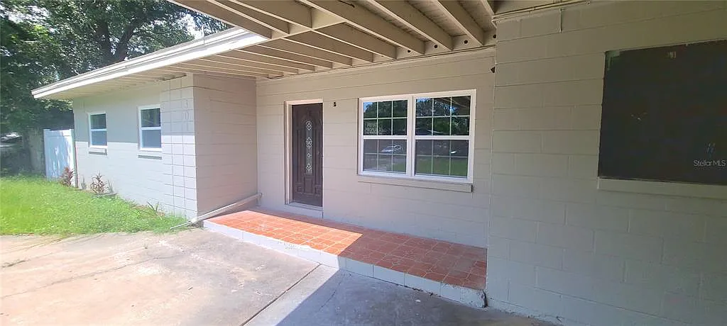 3 bed, 2.0 bath, 1356 sqft, $2,000 — Photo 2