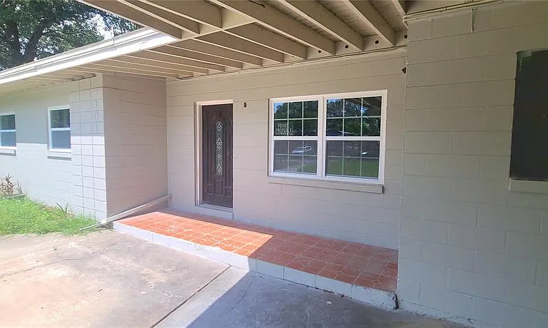 301 Hope Cir — Photo 2