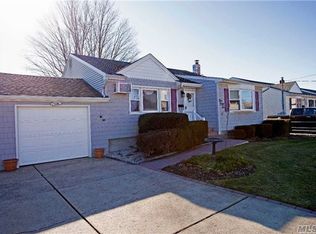 542 Heathcote Rd, Lindenhurst, NY 11757