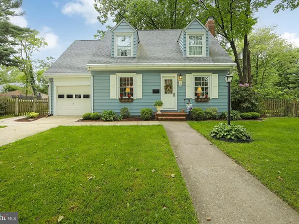208 Cinnaminson St, Riverton, NJ 08077