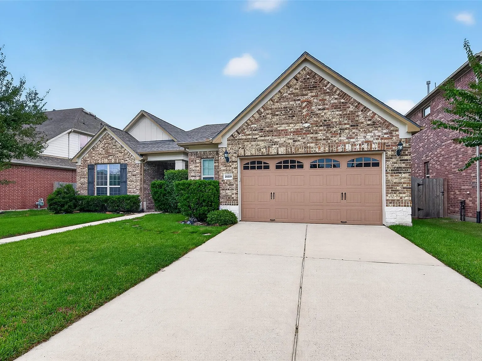 4 bed, 2.5 bath, 2827 sqft, $2,950 — Photo 3