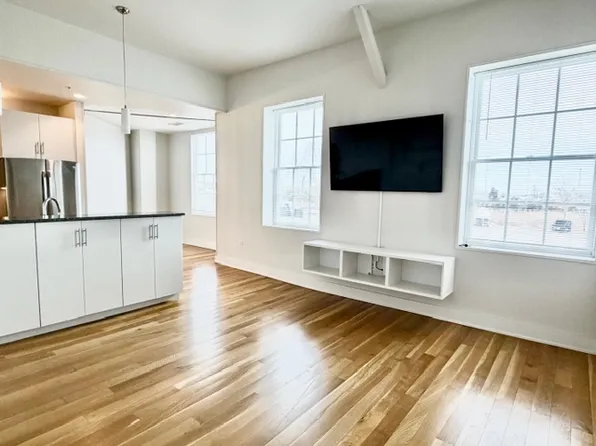 60 Willow St APT 204, Mystic, CT 06355