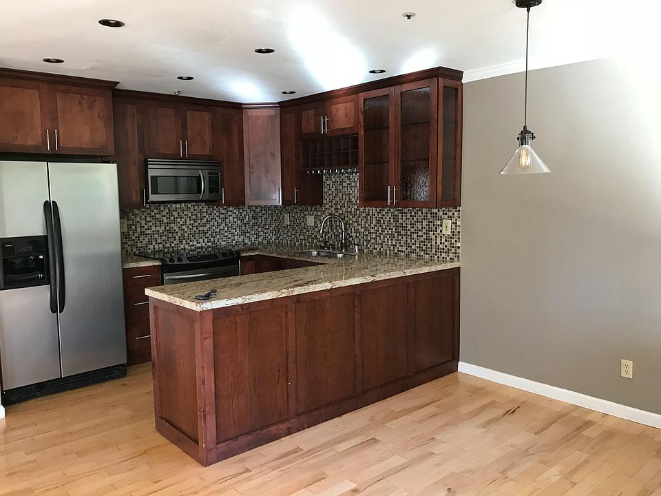 Lower level - kitchen