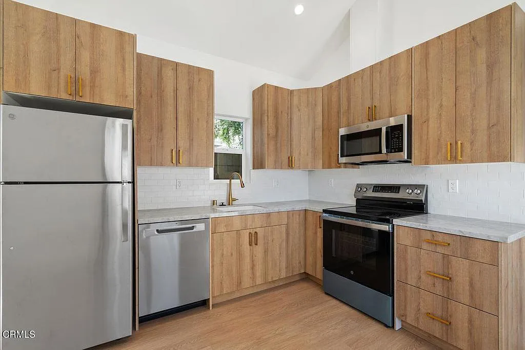 2 bed, 1.0 bath, 600 sqft, $3,400 — Photo 2