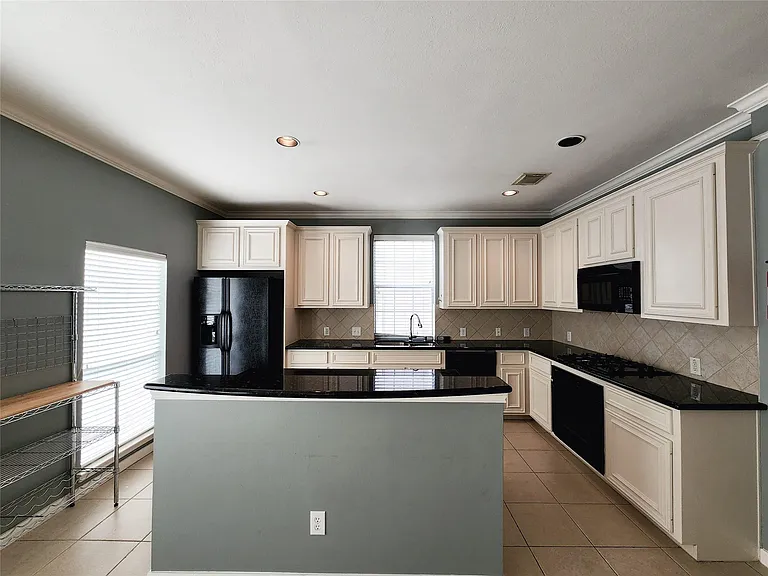 2637 W Dallas St — Photo 9