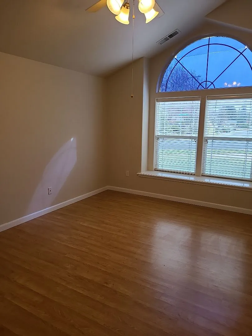 Spacious 3 Bed, 2 Bath Home on a Corner Lot in Southwest Medford — Photo 4