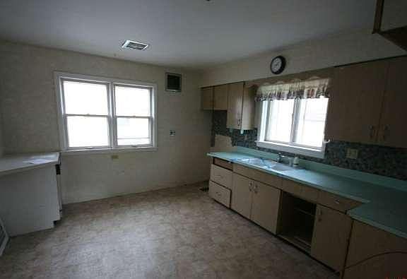 5th image of 1624 Superior Ave