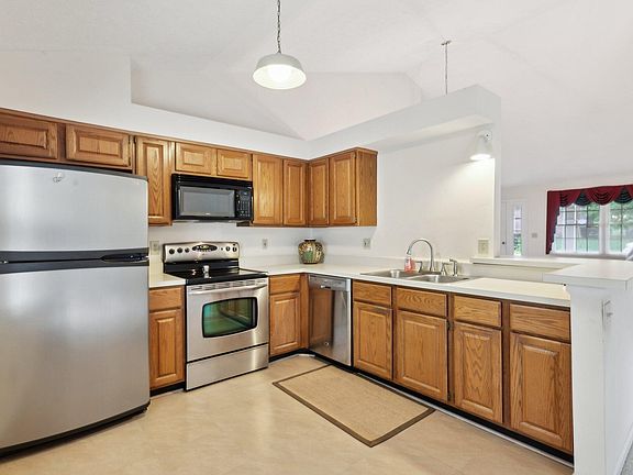 5th image of 67 Surrey Ct