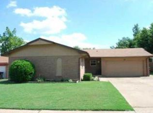 912 NE 6th St, Moore, OK 73160