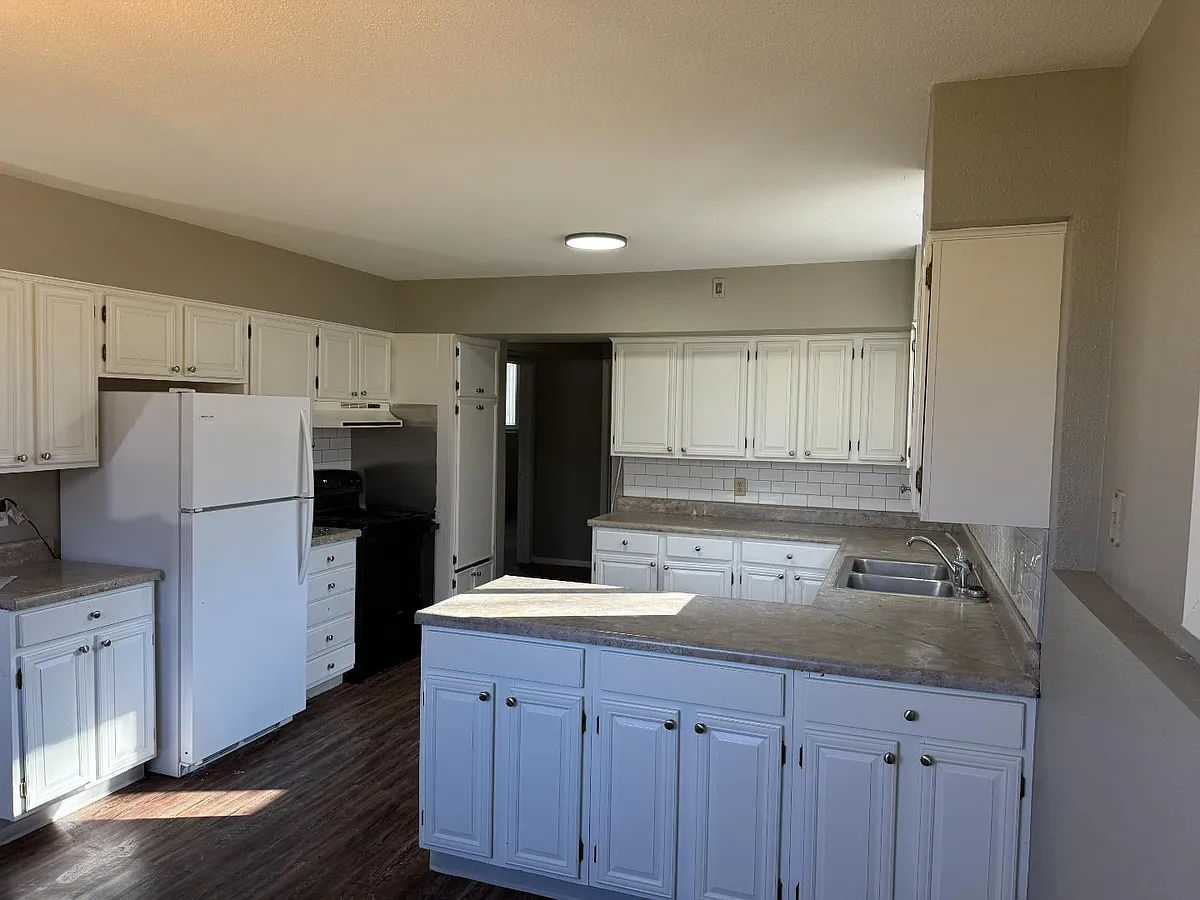 Unit Photo - 225 5th St NE