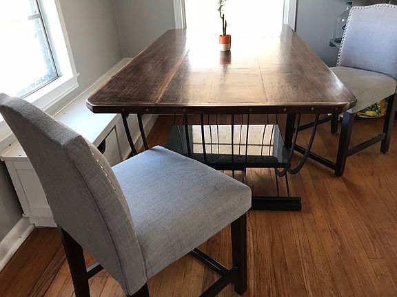 Built-in dining nook 