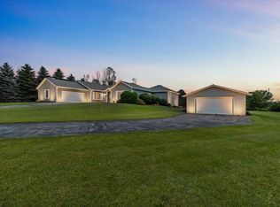 1032 Jamesway Pass, Hubertus, WI 53033