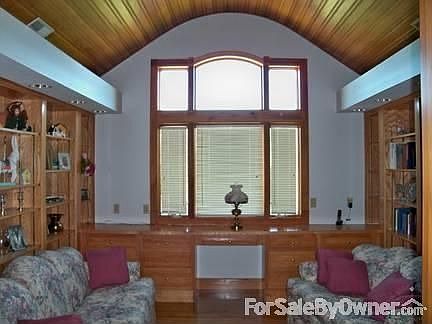 Library : Could be turned into a bedroom - two closets