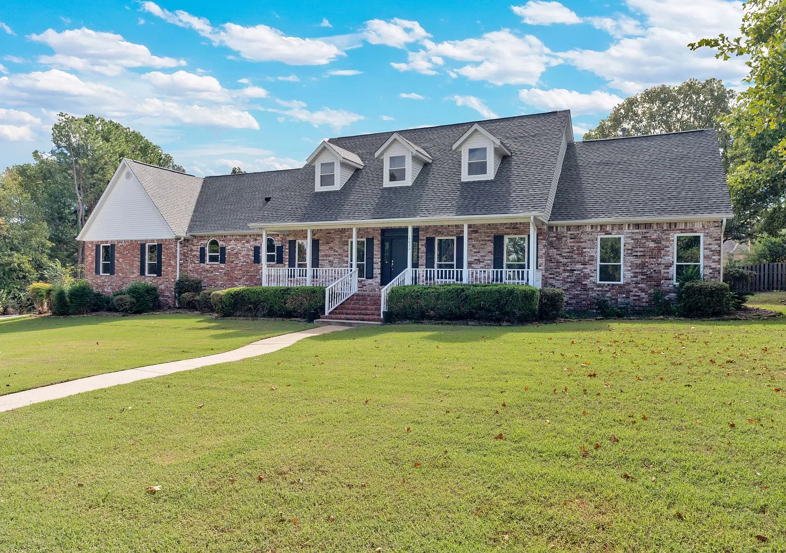 Beautiful 5 Bedroom home with lots of upgrades — Photo 1