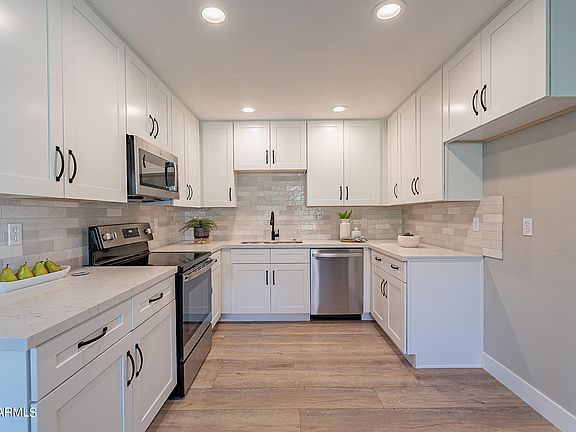 4th image of 2706 E SCHILIRO Circle