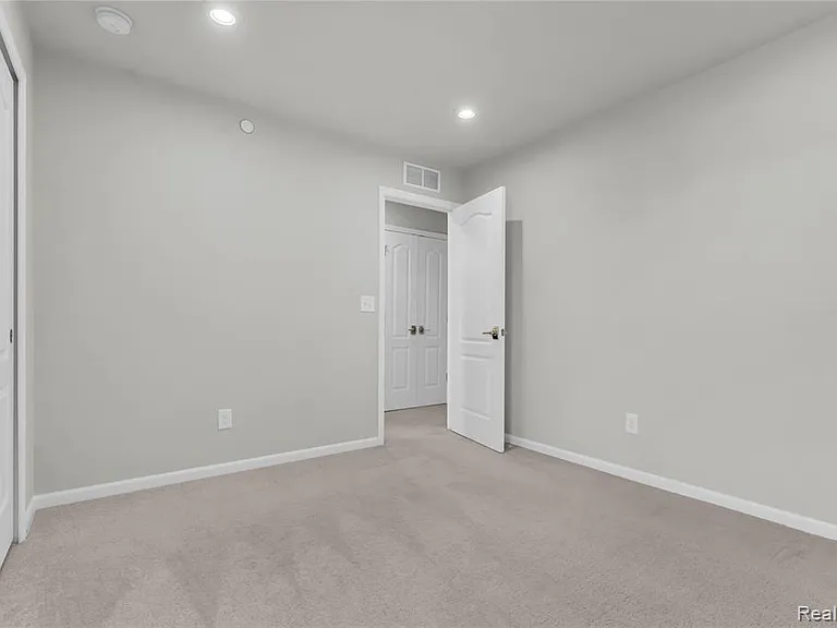 313 Strawberry Dr — Photo 22