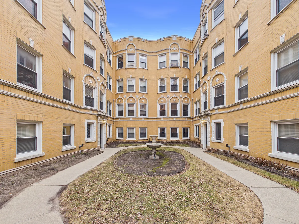 Building Photo - 7403 N Hoyne Ave #2