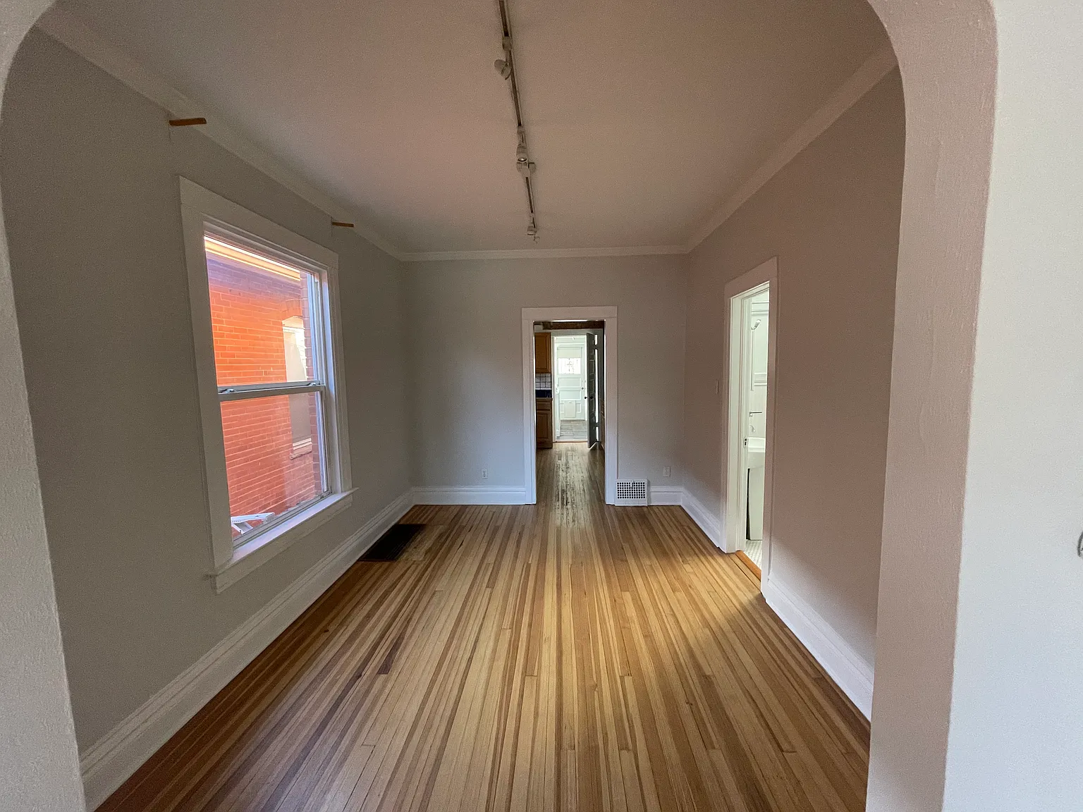 1 bed, 1000 sqft, $2,490 — Photo 3