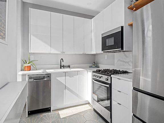 3rd image of 109 W 111th St APT 4C